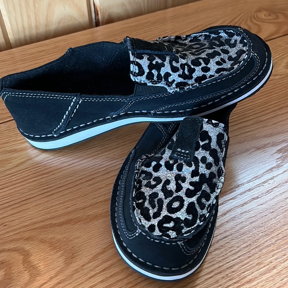 Woman’s Ariat cruiser suede shoes